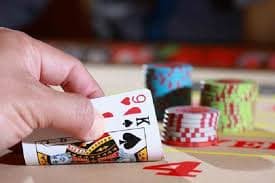 Filipino players browsing 33 ph sports and casino games on mobile